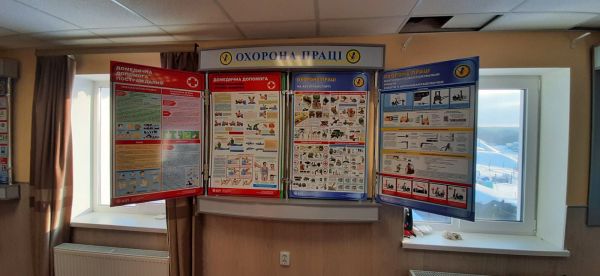 Стенд об'ємний подвійний 1460 (2650)х1314х180 з двосторонніми рухомими стендами 1000х600, 8 рухомих стендів. Без підсвічування