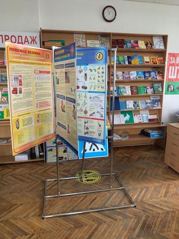 Стенд-стійка з  двосторонніми рухомими стендами 4 рухомих стенда